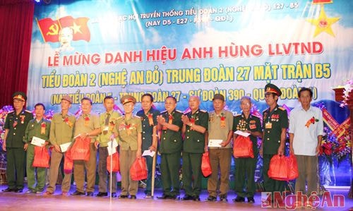 Tặng quà cho thân nhân các thương, bệnh binh của Tiểu đoàn.