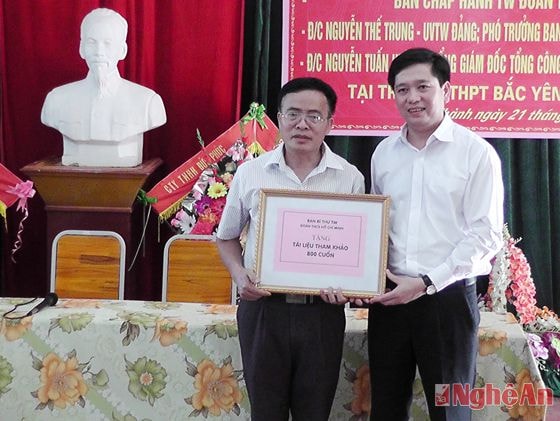 Lãnh đạo Trung ương Đoàn trao tặng 800 cuốn sách cho nhà trường.