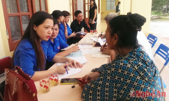 Cán bộ Sở Tư Pháp Nghệ An tư vấn pháp luật cho người dân xã Thanh Sơn.