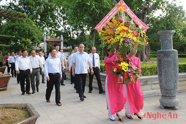 Đoàn đã đến dâng hoa, dâng hương tại khu di tích Kim Liên