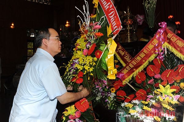 Dâng Hoa tại bàn thờ Chủ Tịch Hồ Chí Minh