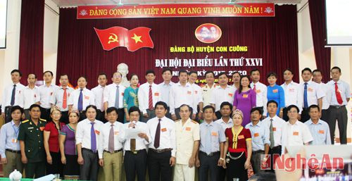 Ban Chấp hành Đảng bộ huyện lần thứ XXVI, nhiệm kỳ 2015-2020 ra mắt đại hội.