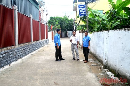 Ông Nguyễn Xuân Đức, Khối trưởng khối Quang Tiến, phường Hưng Bình, TP. Vinh (giữa) trao đổi  về kết quả làm đường ngõ xóm.