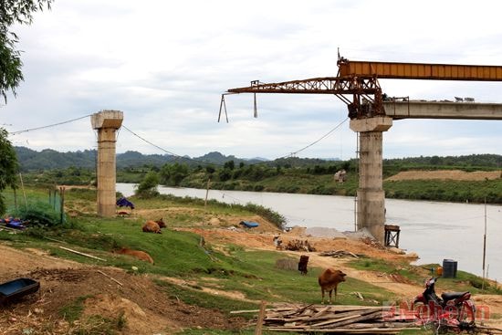 Cầu Phú Sơn thi công dở dang ảnh hưởng đến việc đi lại của người dân. 