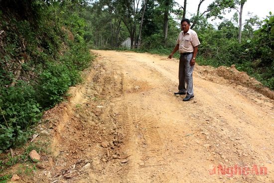 Đường nhựa đến xã Hương Sơn bị bong hẳn phần mặt nhựa.