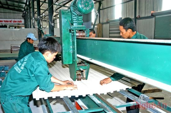 Sản xuất tôn tại Khu công nghiệp Nghi Phú (TP. Vinh). Ảnh: S.M