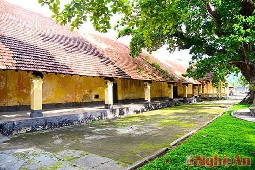 Dãy phòng giam trong trại tù do thực dân Pháp xây dựng.