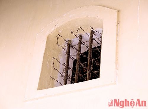 Các nhà tù dưới thời Pháo được xây dưgj rất kiên cố, các ô cửa thông khí được xây trên cao, lắp chân song và rào thép gai từ bên ngoài.