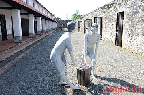 Ngoài ra, còn có 60 phòng Tắm nắng được chia thành 4 dãy. Thực chất đây là phòng giam không có mái che, bắt người tù phơi nắng, phơi mưa, làm nơi tra tấn ép buộc ly khai. Trong ảnh, bên trái là khu biệt giam, bên phải là dãy phòng Tắm nắng.