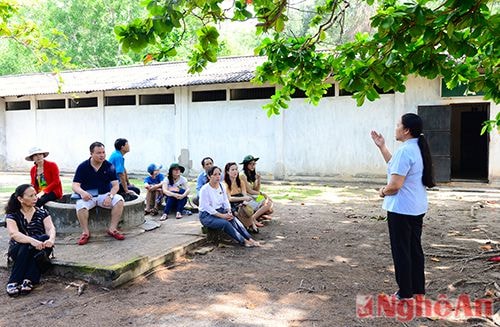 Khoảng sân rộng giữa hai dãy nhà giam được trồng cây xanh, nhằm khiên người tù bị giam trong cảnh tối tăm, chật hẹp phải thèm khát tự do. Ngoài ra, mỗi lần được ra ngoài, họ giấu cỏ và lá bàng để ăn nhằm tăng chất xơ do cơm tù không có rau xanh. Cai ngục phát hiện được liền đánh đập, nói rằng :