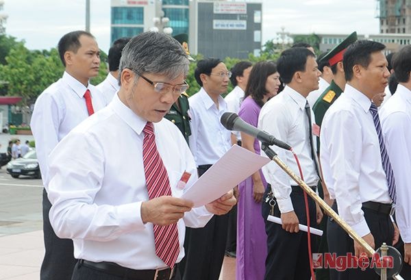 Thay mặt đoàn, đồng chí Nguyễn Hoài An Phó Bí thư thường trực Thành ủy Vinh báo công với Bác