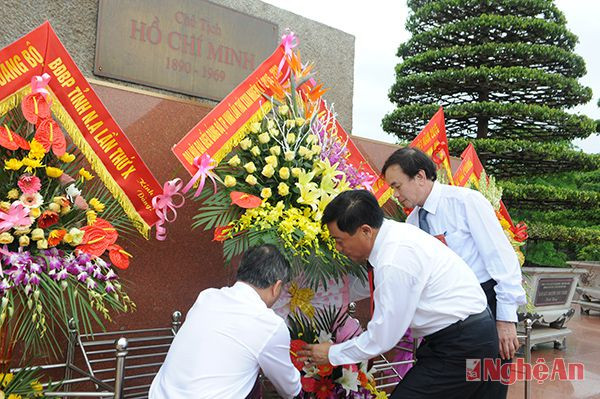 Thay mặt đoàn Các đồng chí thường trực Thành ủy Vinh dâng hoa