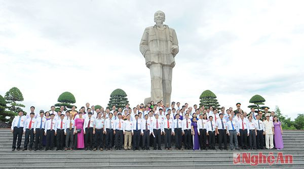 Các đại biểu ghi hình lưu niệm đại hội tại Tượng đài Bác Hồ