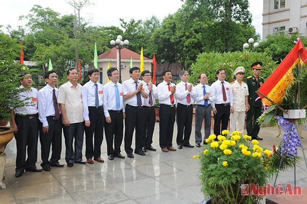 Các đồng chí trong Ban Thường vụ Thành ủy dâng hoa tại tượng đài đồng chí Lê Mao