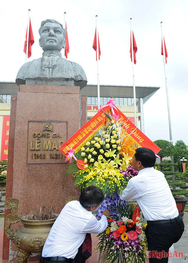 Đồng chí Võ Viết Thanh và đồng chí Nguyễn Hoài An thay măt BTV dâng hoa tại tượng đài đồng chí Lê Mao