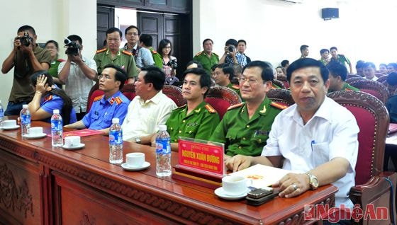 Các đồng chí lãnh đạo tỉnh Nghệ An tham dự buổi họp báo
