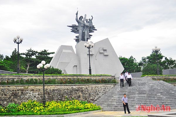 Tượng đài Trung tâm Nghĩa trang Đường 9. Tượng đài khắc họa sự gắn bó bền chặt giữa lực lượng bộ đội chủ lực và dân quân du kích, thanh niên xung phong trong quá trình chiến đấu chống Mỹ, ngụy.