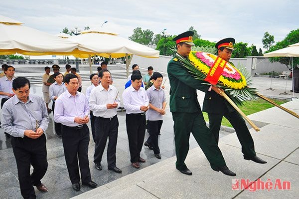 Đoàn hành lễ tại Khu tưởng niệm Trung tâm Nghĩa trang Đường 9