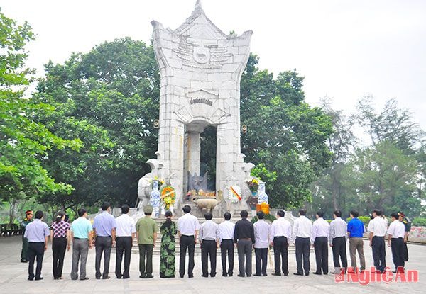 Đoàn hành lễ tại Đài tưởng niệm chính ở Nghĩa trang Trường Sơn