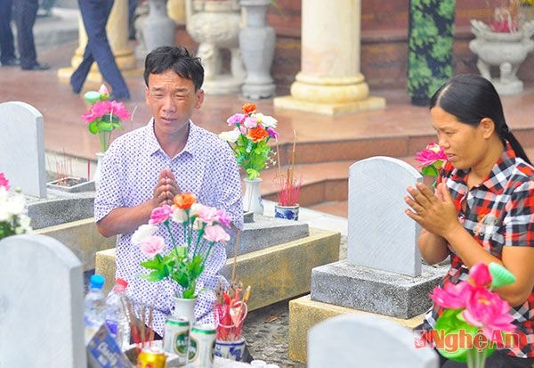 Vợ chồng anh Nguyễn Hòa (xã Diễn Hải, huyện Diễn Châu) trước phần mộ của cha là liêt sỹ Nguyễn Minh Thứ (SN 1942). Liệt sỹ Thứ nhập ngũ năm 1967, hy sinh vào tháng 9/1970.