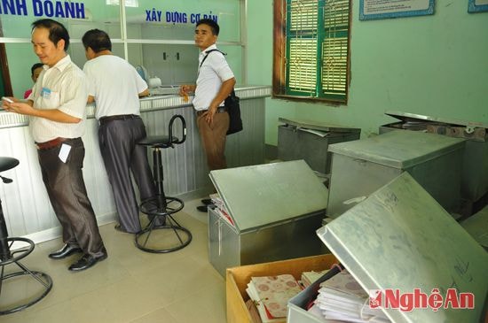 Những văn bản, giấy tờ quan trọng bị bảo quản hết sức lỏng lẻo tại bộ phận 1 cửa huyện Tân Kỳ. Lý giải điều này, huyện cho rằng đó là bởi không còn chỗ nào để chứa hồ sơ, giấy tờ. Hiện đã có dự án xây mới bộ phận 1 cửa.