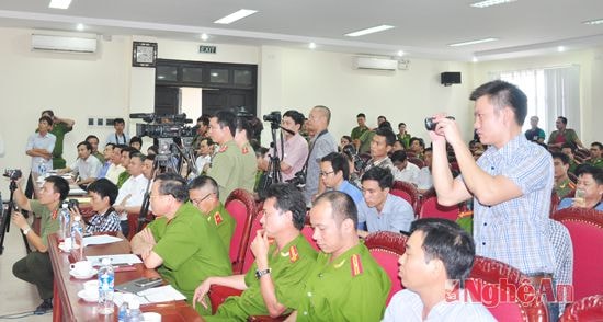 Buổi họp báo thu hút sự quan tâm của nhiều cơ quan báo chí và bạn đọc