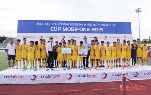 Các cầu thủ U13 SLNA nhận thưởng