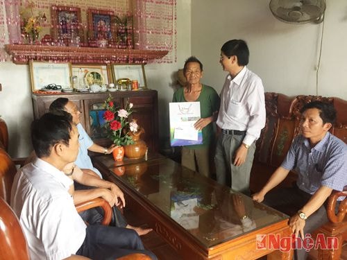  Đại diện Công ty trao quà cho gia đình chính sách ở xã Quỳnh Nghĩa