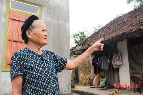 Cụ bà Trần Thị Thỉ giới thiệu ngôi nhà của gia đình được dựng lại sau trận bom ngày 20/6/1965.