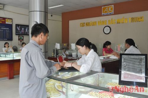 Khách hàng giao dịch tại Chi nhánh vàng Agribank Bắc miền Trung