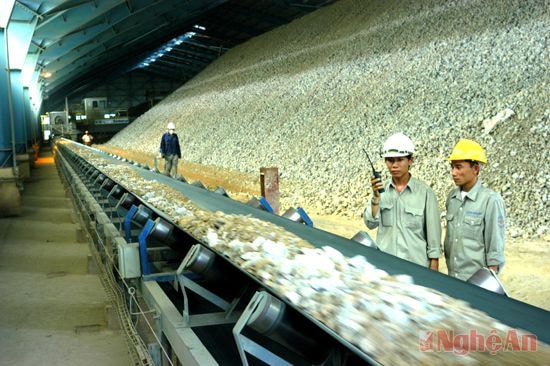 Dây chuyền sản xuất tại Nhà máy xi măng Hoàng Mai. Ảnh: S.m