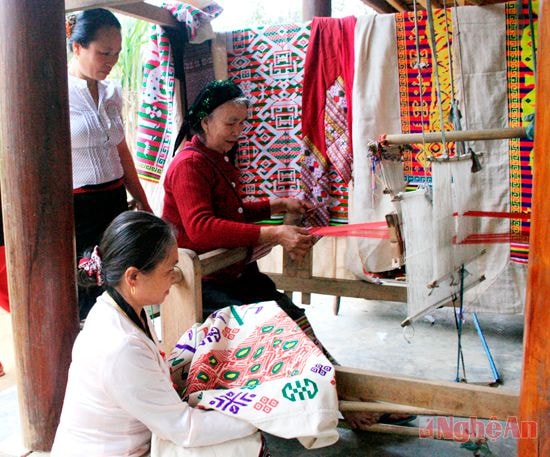 Hoạt động ở làng dệt bản Đan (Tiền Phong, Quế Phong).