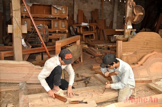 Sản xuất đồ mộc tại làng nghề Phú Nghĩa (Quỳnh Nghĩa, Quỳnh Lưu).