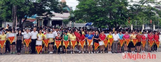 Đông đảo vận động viên và nhân dân huyện Anh Sơn đến tham dự khai mạc Lễ hội 