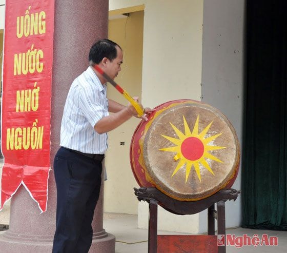 Lãnh đạo huyện Anh Sơn đánh trống khai hội.