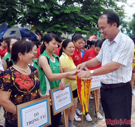 Ban tổ chức trao cờ lưu niệm cho các đội tham gia giải bóng chuyền nữ.