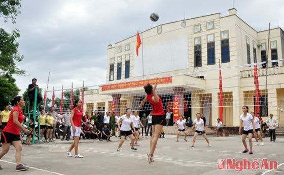 Trận thi đấu bóng chuyền nữ giữa đội Lĩnh Sơn và Cẩm Sơn.