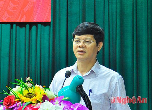 Đồng chí Lê Xuân Đại thay mặt lãnh đạo tỉnh thông báo với Hội nghị tình hình kinh tế - xã hội của tỉnh 6 tháng đấu năm và một số nhiệm vụ 6 tháng cuối năm 2015
