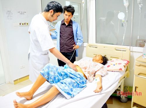 Thạc sỹ Đinh Văn Sinh- trưởng khoa Sản thăm khám bệnh nhân Khà