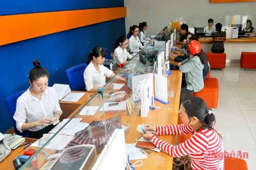 Giao dịch tại Ngân hàng quốc tế VIB Nghệ An. Ảnh: Thu Huyền