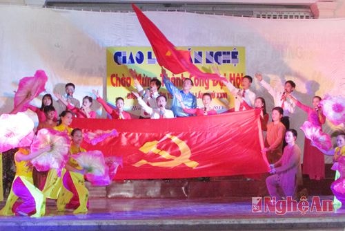 Tiết mục hát múa “ Lá cờ Đảng” do đội NTQC huyện biểu diễn.