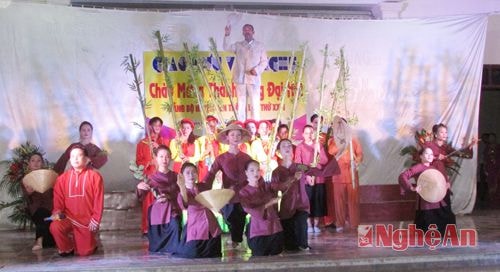 :  Hát múa “ Huyên Yên ngày ấy – bây giờ”  được đội NTQC huyện dàn dựng công phu, để lại nhiều ấn tượng trong quần chúng nhân dân.