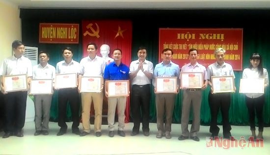Trao thưởng cho 9 tập thể có thành tích xuất sắc
