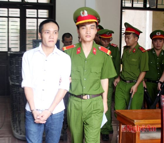 Trần Văn Sáng được dẫn giải về trại giam sau khi phiên tòa kết thúc.