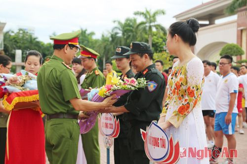  Lãnh đạo công an tỉnh tặng hoa cho các đơn vị tham gia hội thao