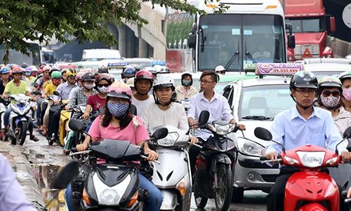 Hội đồng nhân dân các thành phố lớn đều kiến nghị dừng thu phí bảo trì đường bộ với xe máy. Ảnh: Bá Đô