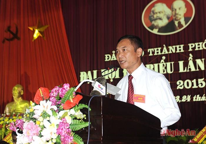 Đồng chí Nguyễn Xuân Thắng - Bí thư Đảng ủy Phường Hưng Phúc trình bày tham luận kinh nghiệm trong lãnh đạo xây dựng nếp sống văn hóa đô thị gắn với xây dựng các danh hiệu văn hóa.
