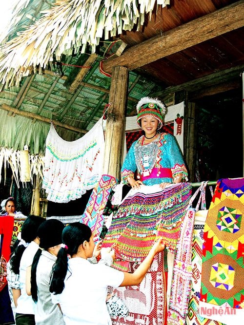 Hội chợ tại Lễ hội Đền Chín Gian  (Quế Phong).Ảnh: Lê Quang Dũng