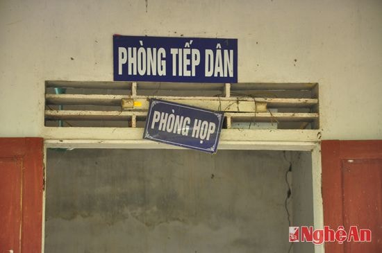 Tấm biển phòng họp, tiếp dân được treo một cách cẩu thả tại trụ sở UBND xã Thanh Tường