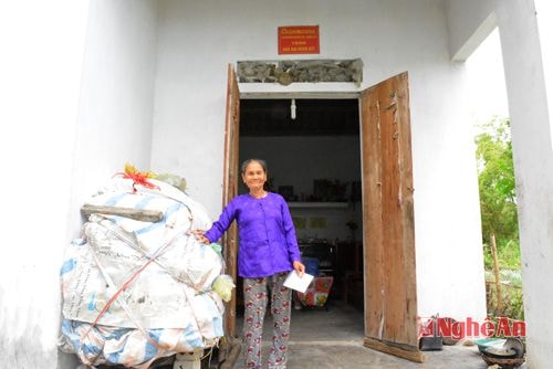 Bà Trần Thị Vực, vợ liệt sỹ Trần Quang Cảnh (hy sinh năm 1968) bên ngôi nhà Đại đoàn kết do Agribank trao tặng.